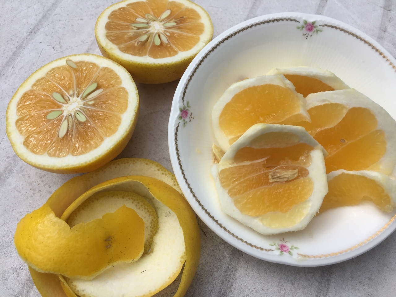 ニューサマーオレンジは外皮の内側の白い部分もほんのり甘さがあります。食べ方は、黄色い部分だけ薄く剥いて、白い部分と実を一緒に食べます。