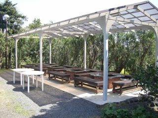 8人用が6卓。屋根付きなので雨の日もできます。流し台もあって包丁、まな板、トングなども置いてあります。最寄りのスーパーは東急ストア伊豆高原店…車で約4分