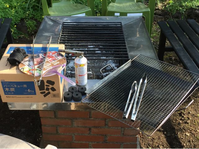 費用に含まれる機材(BQコンロ・ベンチ・炭・網・鉄板・着火剤・軍手・バーナー・炭用トング)