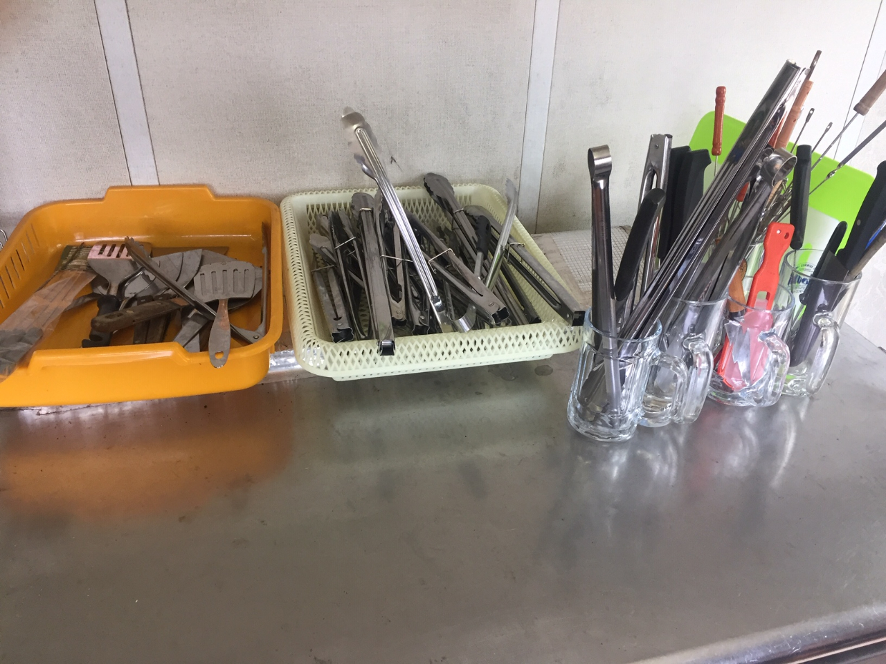 包丁・まな板・トング等の調理器具も有ります。使用後はちゃんと洗って下さい。