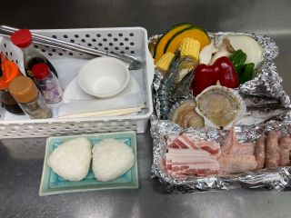 写真の食材は2名分です。魚貝と肉、野菜がバランス良くおにぎりも付きます。
