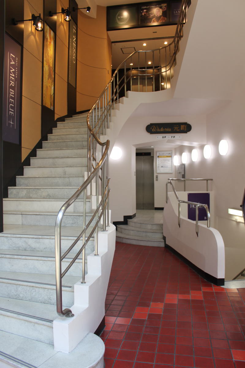 奥のエレベーターで6階に上った先に教室があります♪