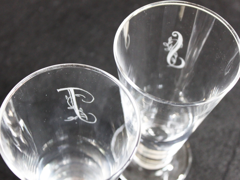 1組限定 イニシャルグラス制作 ガラスに手彫りで彫刻 グラスリッツェン体験 カップル 女性 おひとりさま歓迎 エレガントガラスワーク元町 じゃらん遊び体験