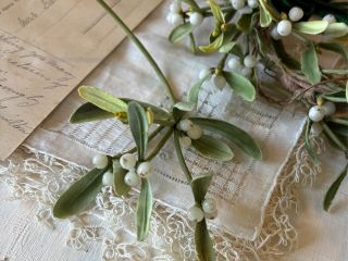 白い実のヤドリギの小枝を制作いたします。右上は白い実のヤドリギのリース(参考作品)