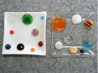 お好きな大小色々なガラス玉(半球)を お選びいただき プレート(お皿)を2枚製作して頂きます