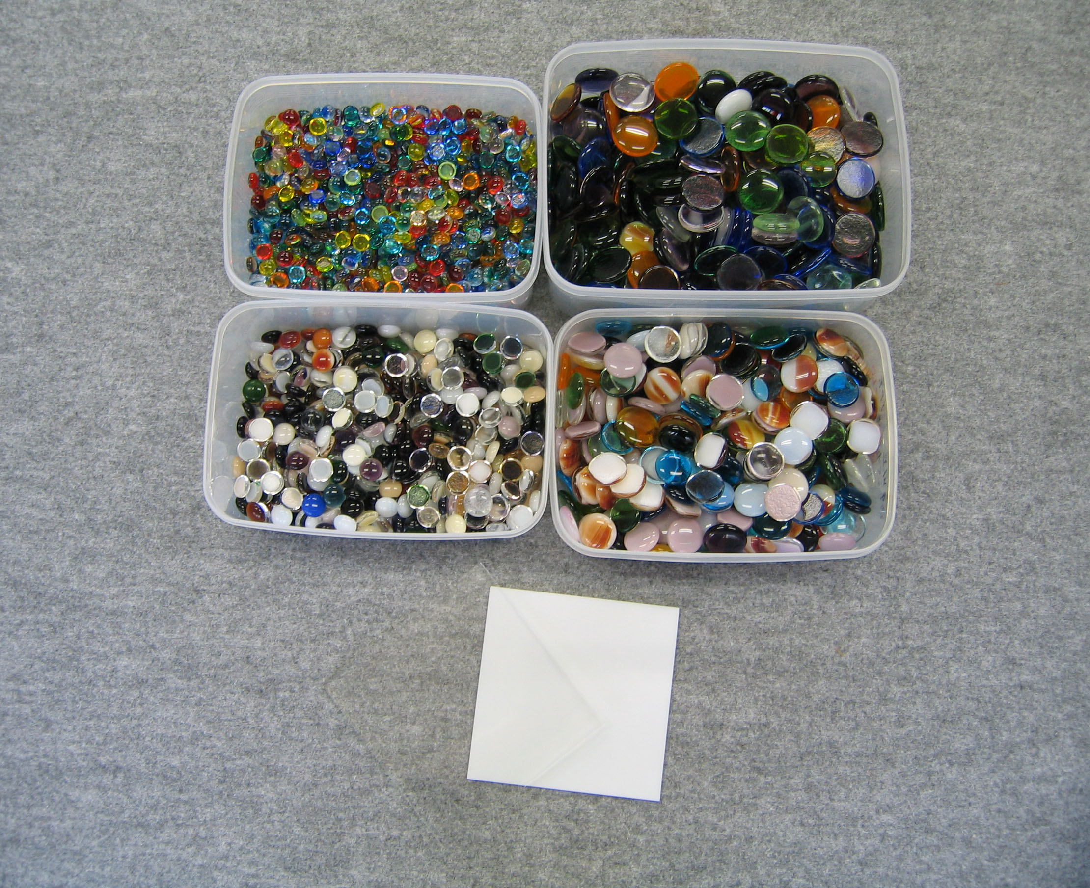 A大小様々に加工されたカラフルなガラスパーツを選びます。1つ1つ手作業で加工しているので色も大きさも様々!。