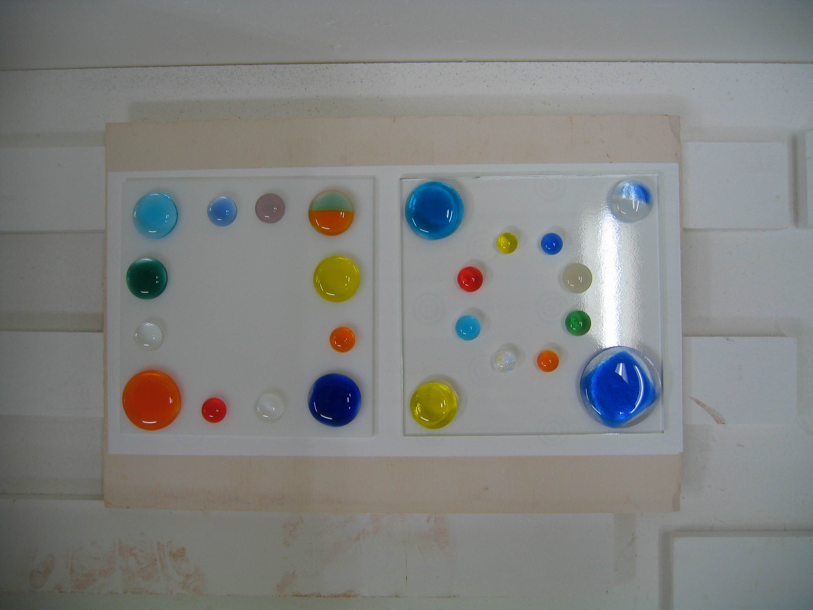 B選んだパーツを、@のガラス板に乗せていきます。デザインに迷ったらお気軽に相談してくださいね。