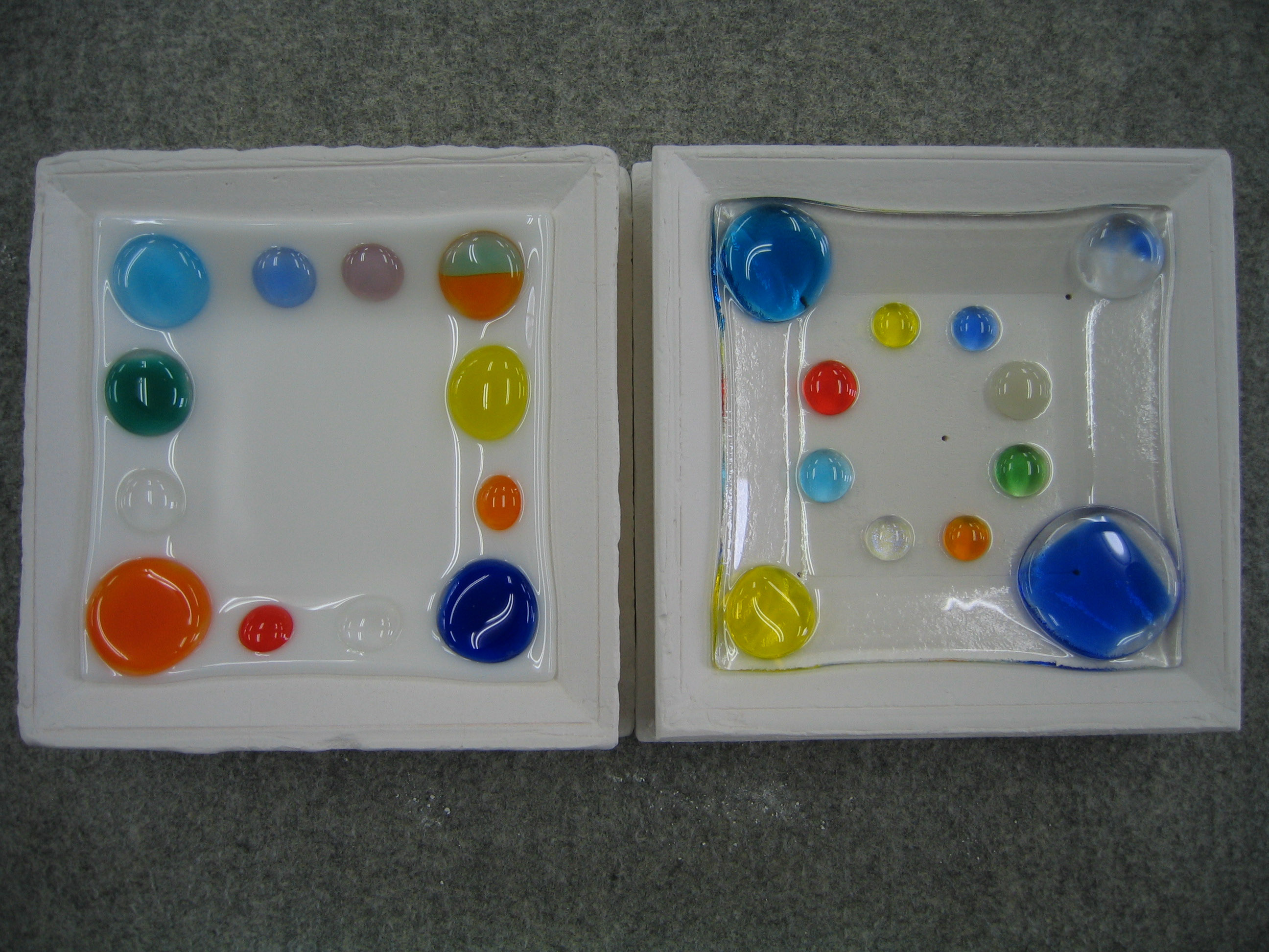 D電気炉から出したらお皿の形にするために、スランピングという曲げ加工をします。