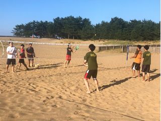 鳥取砂丘 砂丘ビーチテニス体験 裸足で感じる バレー テニス バドミントン の欲張り砂まみれ体験 すなばスポーツ じゃらん遊び体験