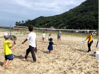 鳥取砂丘 砂丘ビーチテニス体験 裸足で感じる バレー テニス バドミントン の欲張り砂まみれ体験 すなばスポーツ じゃらん遊び体験
