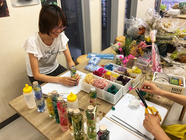 たくさんの花材からえらべます。