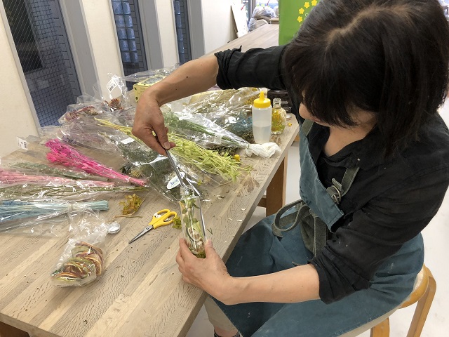花材を選び瓶に入れていきます。