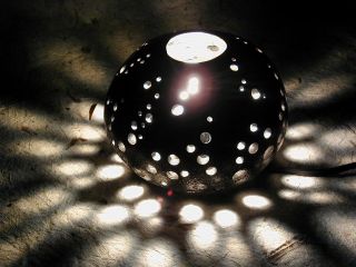 カットした隙間から光が漏れて、お部屋を幻想的に照らします♪