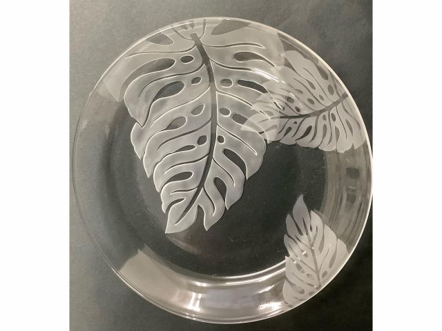 【サンドブラスト】モンステラ柄の透明丸皿(18cm)