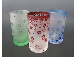 桜のシートを張り付けて機械にかけます。