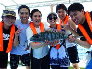 お子様から大人まで楽しめる体験釣り。思わぬ大物が釣れることも??