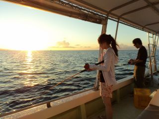 沈む夕日を見ながらの釣り。