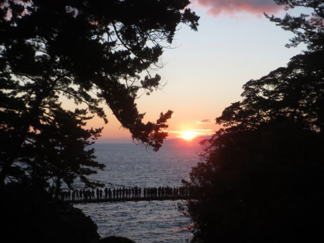 陶八画から歩いて3分ほどの海に掛かる門脇吊り橋です