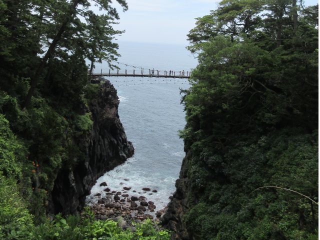 吊り橋の向こうには大島が 他に4島ぐらい見えます