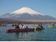富士山を仰ぎわかさぎ釣り
