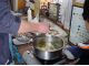 当店では釣ったワカサギをその場で食べることができます。暖房付無料休憩室にて、天ぷら・唐揚げなど、是非一度食べてみてください。サイコーです♪。もちろん道具はすべて
