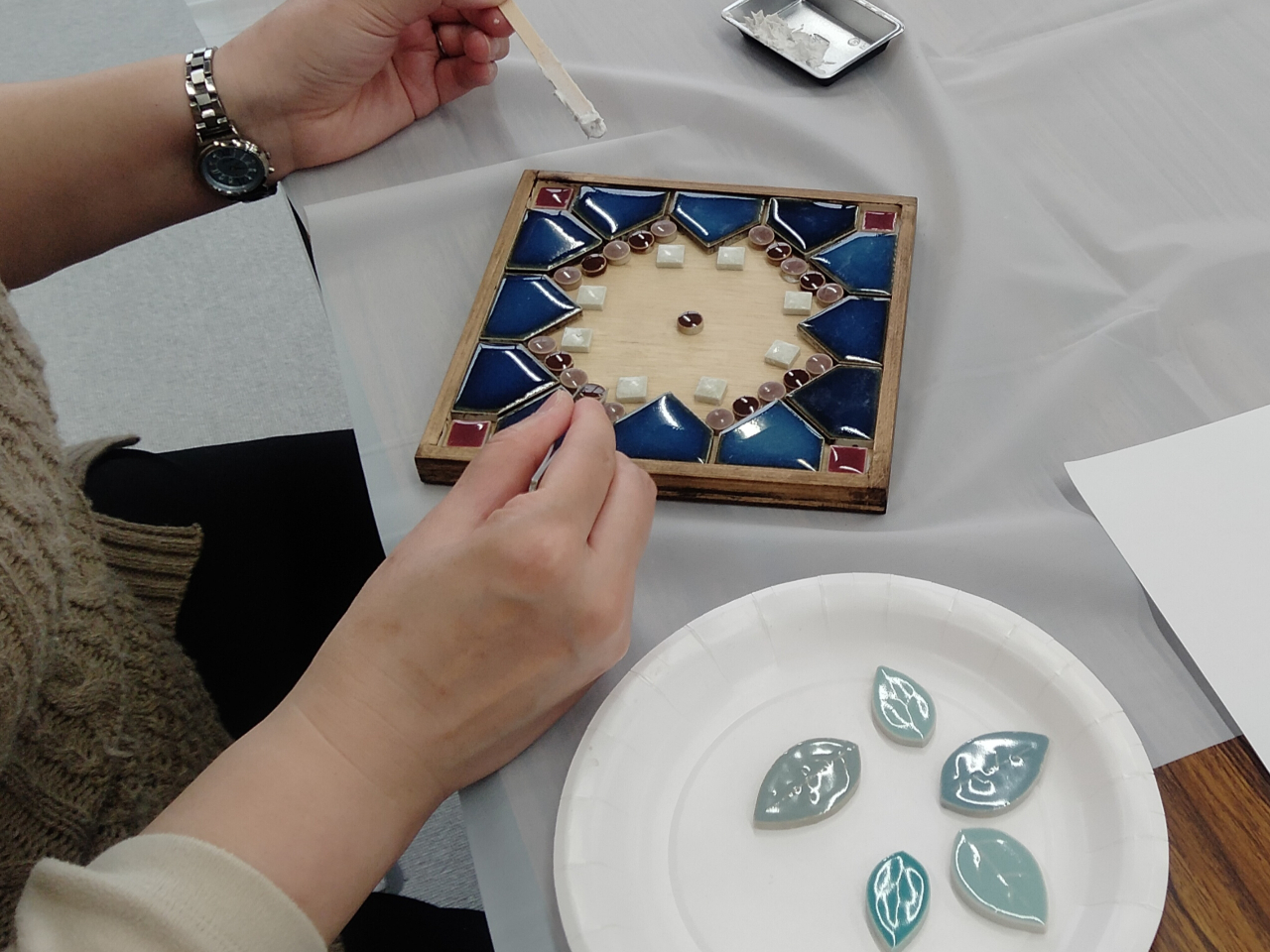 タイル選びも楽しい制作風景