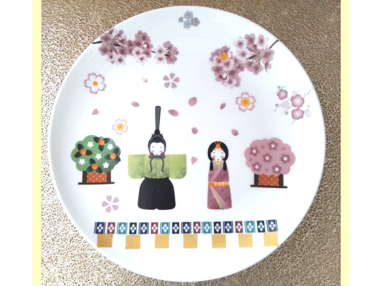 雛祭り用のプレートは飾っても素敵です 20センチラウンドプレート