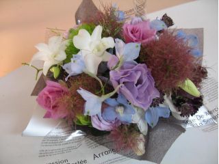 ギフトBOXにシーズンフラワーアレンジメント