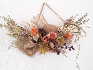 秋冬カラーのフラワーハンギング(壁掛)
