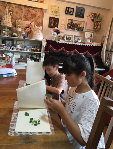 まずは 押し花の作り方をならいます。