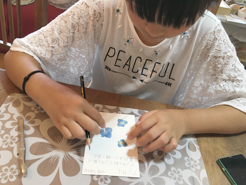 出来上がった押し花を使って 標本を作ります。