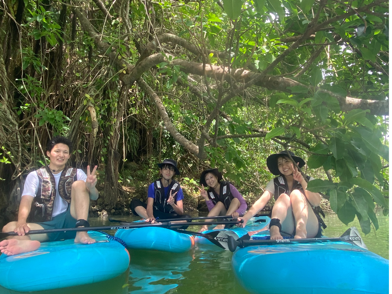 木のトンネルでひと休み♪ 心地よい風に吹かれて癒やしのひととき!