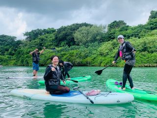沖縄の自然の中でマングローブリバーをSUPで楽しむ♪ カヤックと同時開催も可能!