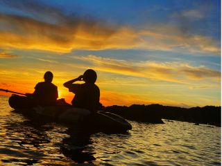 穏やかな川の流れが眺める夕日は絶景。