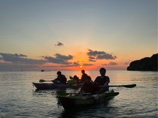 穏やかな川の流れが眺める夕日は絶景。