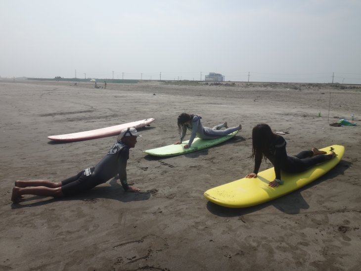 まずは陸で基本練習をします