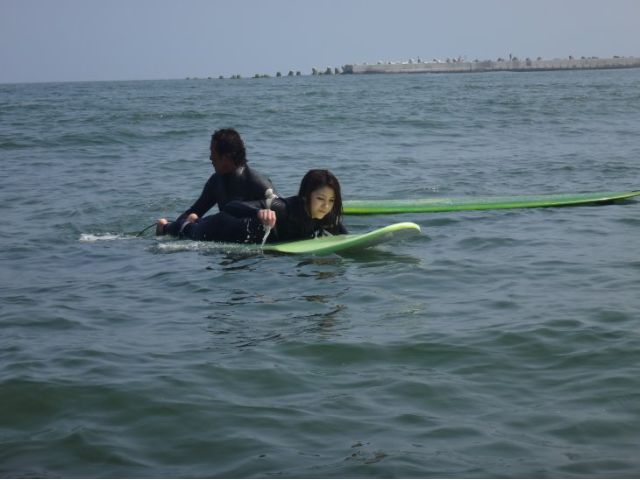 スタッフが軽くボードを押して波に乗る感覚をつかみます