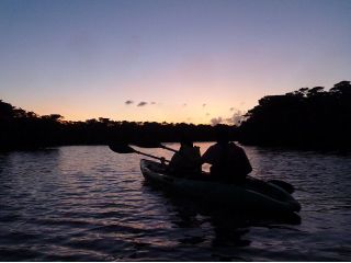 日没とともにスタート。すぐに目が慣れライトなしでも周りの景色を見ることができます。静まりかえった神秘的な夜の世界をカヤックで楽しもう!