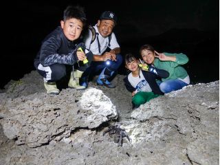 絶滅危惧種のヤシガニと記念撮影!