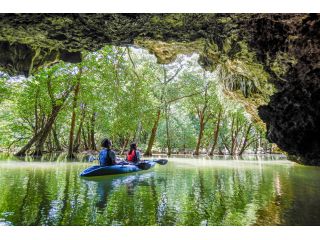 上流にある洞窟からの景色