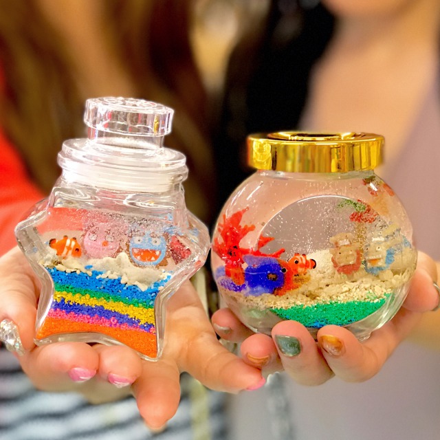 ジェルキャンドル作り体験 南国感あふれるカラーサンドでカラフル 石垣島 じゃらん限定 女性 ファミリー カップルにオススメ 貝殻 無料パーツ ちびっこでもできる 琉球まぶやー 雑貨と手作り工房 じゃらん遊び体験