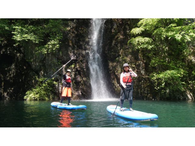 駒形峡という渓谷の中には滝があり、近くには野生の生き物が現れることもあります!