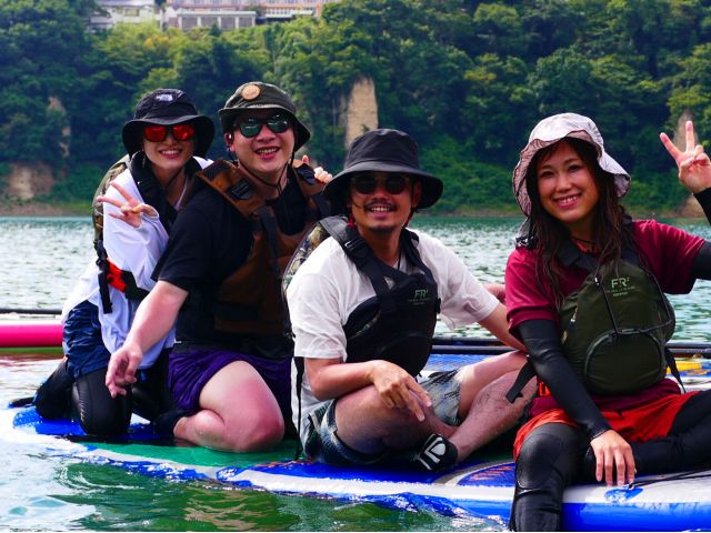 1つのSUPに何人まで乗れるかチャレンジしてみましょう!