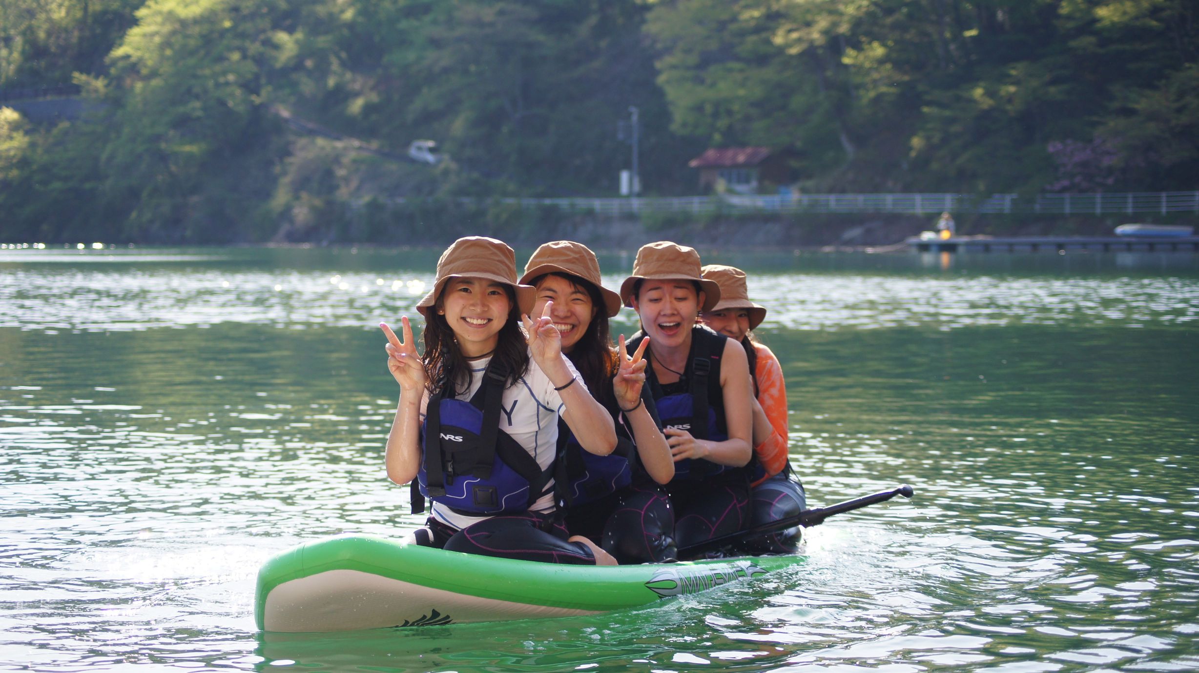 1つのSUPに何人まで乗れるかチャレンジしてみましょう!