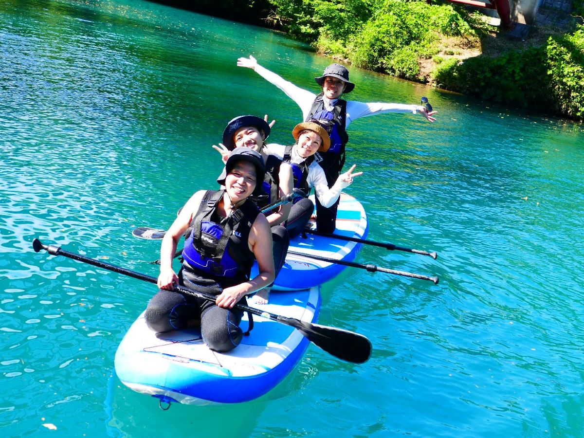 みんなでSUPを連結!一緒に漕ぐと楽しさ倍増!