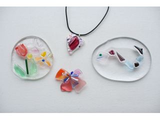 ガラス同士をボンドで貼り付けて700度で焼成していく体験です