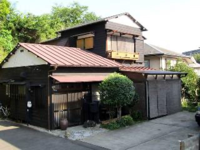 鎌倉市郊外、鎌倉山の麓の鎌倉彫青樹庵工房。駐車場もあります。