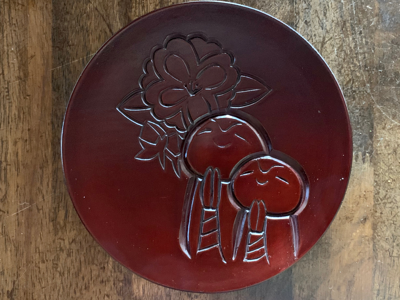 本格的な伝統鎌倉彫の漆塗り。乾口(ひくち)塗り。20回の塗装60工程の作業を経て2ヶ月ぐらいで完成。お届けいたします。希望者のみ。5000円から。