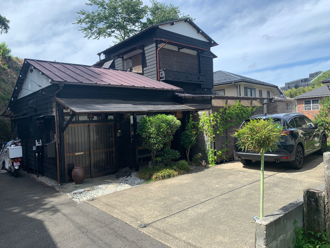 鎌倉市郊外、鎌倉山の麓の緑に囲まれた閑静な住宅街にある古民家改造の落ち着いた工房。時を忘れてゆっくりと彫刻を楽しんでください。