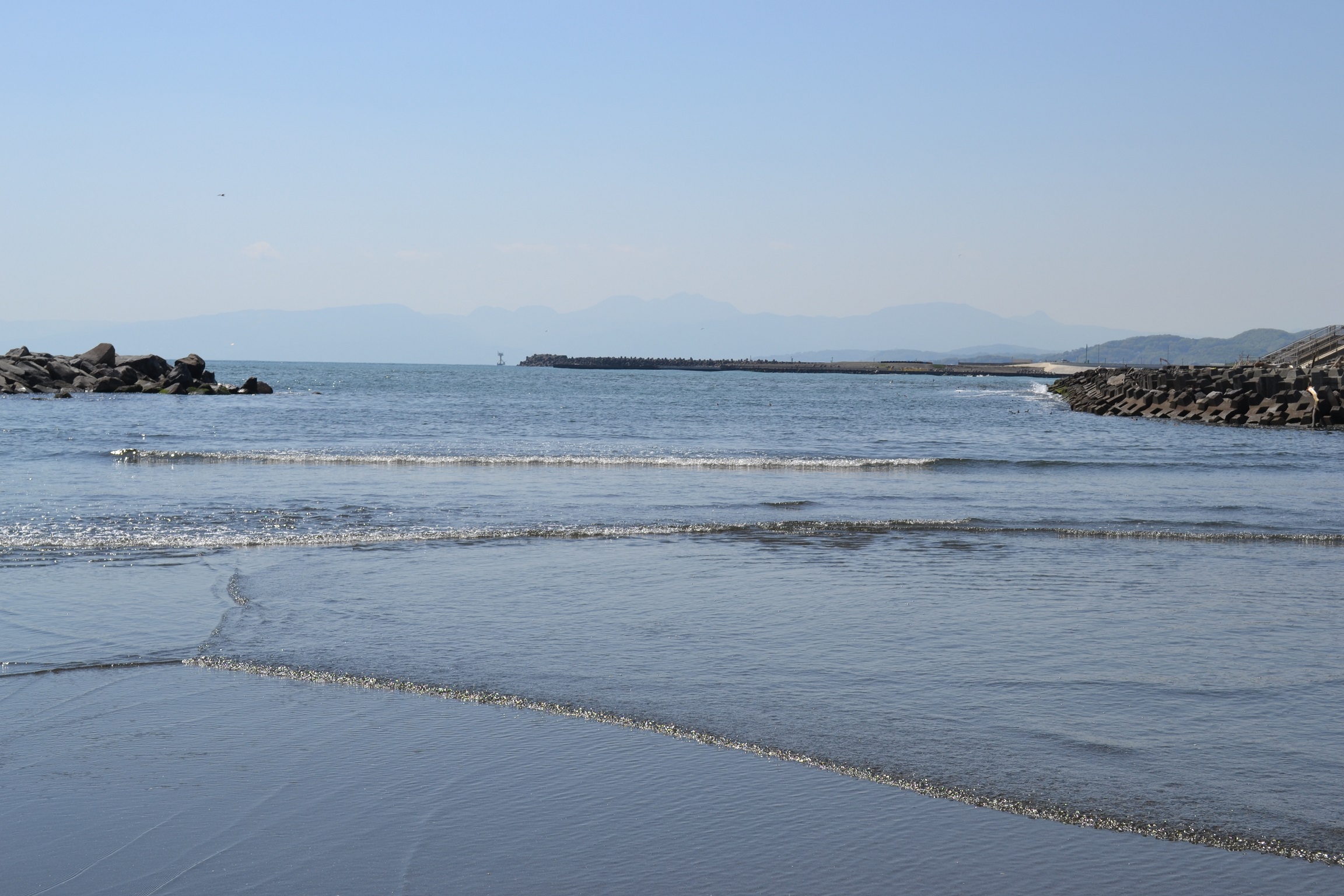 遠浅な入江ですので泳げない方でも安心して体験ができます